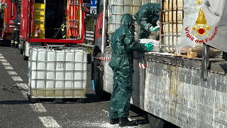 Civitanova Marche - Perdita di sostanze chimiche da un tir, interviene il Nucleo NBCR